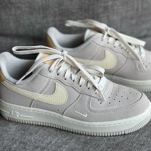 WOMEN'S NIKE AIR FORCE 1 LOW CASUAL SHOE, Light Bone/Sesame/Sail/Coconut Milk